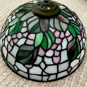 Quoizel collectibles Tiffany style purple and green flowers very pretty💜